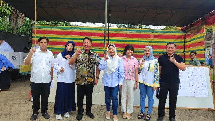 Gubernur Sumatera Selatan (Sumsel) Periode 2018-2023, Herman Deru bersama istri, anak-anak dan matunya memberikan hak suaranya di TPS 53 yang ada di Jalan AKBP Cek Agus Komplek Dolog RT 45 Palembang, Rabu (14/2/2024).
