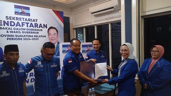 Balongub Sumsel Ir Holda, saat mengambil formulir di Sekretariat pendaftaran Balongub dan Wagub partai Demokrat Sumsel periode 2024-2029, Palembang, Rabu (24/4/2024).