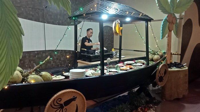 Berlokasi di Jalan Jendral Sudirman, Hotel Grand Daira menawarkan konsep Kampoeng Nelayan untuk menu buffet buka puasa tahun ini.