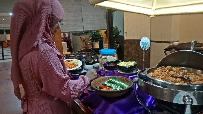 Berlokasi di Jalan Jendral Sudirman, Hotel Grand Daira menawarkan konsep Kampoeng Nelayan untuk menu buffet buka puasa tahun ini.