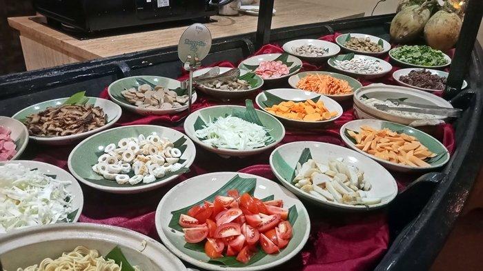 Berlokasi di Jalan Jendral Sudirman, Hotel Grand Daira menawarkan konsep Kampoeng Nelayan untuk menu buffet buka puasa tahun ini.