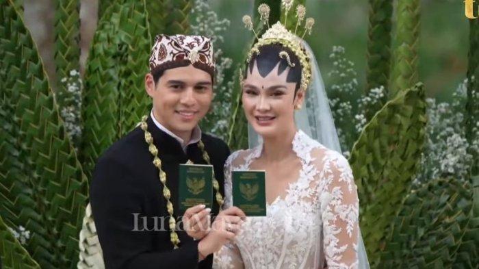 AKAD LUNA MAXIME - Maxime Bouttier dan Luna Maya memamerkan buku nikah, Rabu (7/5/2025). Ijab kabul Luna Maya dan Maxime Bouttier dianggap tak SAH, Habib Jafar bereaksi
