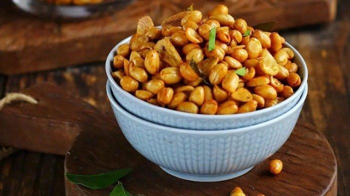 4 tips menggoreng kacang yang tepat agar tidak mudah gosong.