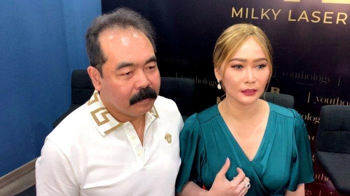 PEKERJAAN SUAMI INUL - Inul Daratista bersama Adam Suseno, suaminya saat ditemui di kawasan Pondok Indah, Jakarta Selatan. Suaminya dicap tak nafkahi, Inul Daratista kesal, bongkar pekerjaan Adam Suseno