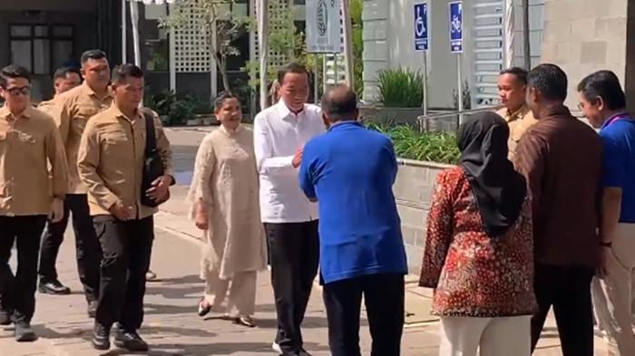 DIDAMPINGI IRIANA - Presiden ke-7 Republik Indonesia Joko Widodo (Jokowi) hadir dalam acara reuni angkatan 80 di Fakultas Kehutanan Universitas Gadjah Mada (UGM), Yogyakarta, Sabtu (26/7/2025). Jokowi hadir bersama Iriana Joko Widodo.