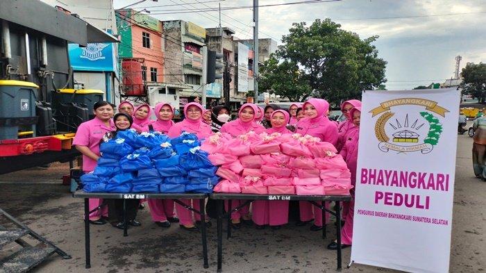 Jelang Buka Puasa dihari ke-24 Ramadhan 1445 H Bhayangkari Sumsel bagi Takjil