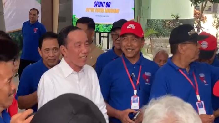 REUNI UGM - Presiden ke-7 Republik Indonesia Joko Widodo (Jokowi) hadir dalam acara reuni angkatan 80 di Fakultas Kehutanan Universitas Gadjah Mada (UGM), Yogyakarta, Sabtu (26/7/2025).