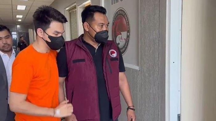 PAKAI BAJU ORANYE - Jonathan Frizzy tidak ditahan setelah menjalani pemeriksaan sebagai tersangka pada Senin (5/5/2025). Diketahui Jonathan Frizzy ditetapkan sebagai tersangka kasus dugaan pelanggaran Undang-undang kesehatan.