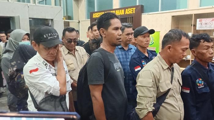 KADES TERKENA OTT - Seju,lah Kades di Kecamatan Pagar Gunung Lahat yang terjaring OTT saat dibawa ke Kantor Kejati Sumsel di Jalan Gub H Bastari Jakabaring Palembang, Kamis (24/7/2025) malam.