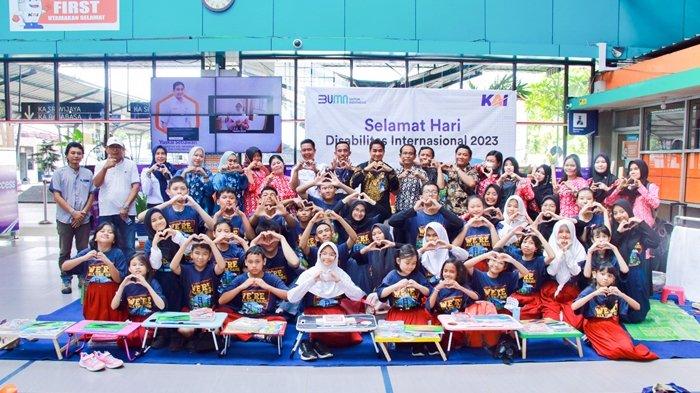 KAI Divre III Palembang mengajak sahabat Difabel siswa dari sekolah Luar Biasa B YPAC Palembang, Selasa (5/12/2023), mengunjungi Stasiun Kertapati.