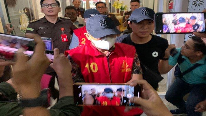 Dua tersangka dugaan korupsi KONI Sumsel ditahan Jaksa Penyidik Bidang Tindak Pidsus Kejati Sumsel, Kamis (24/8/2023).