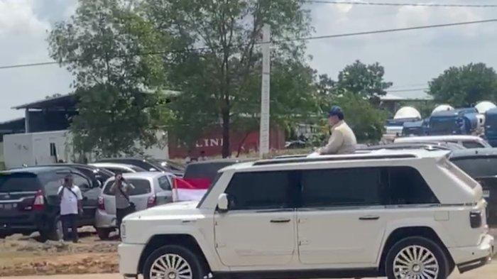 KUNKER PRABOWO- Presiden Prabowo Subianto saat tiba di lokasi launching penanaman padi apung di Kecamatan Rambutan Kabupaten Banyuasin menggunakan mobil Maung RI 1, Rabu (23/4/2025).