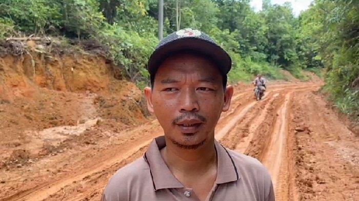 Kadus Talang Kukuy Dusun 3 Desa Sungai Langan Kecamatan Penukal Kabupaten PALI, sebut kondisi jalan berlumpur dan sulit dilalui ketika musim hujan.