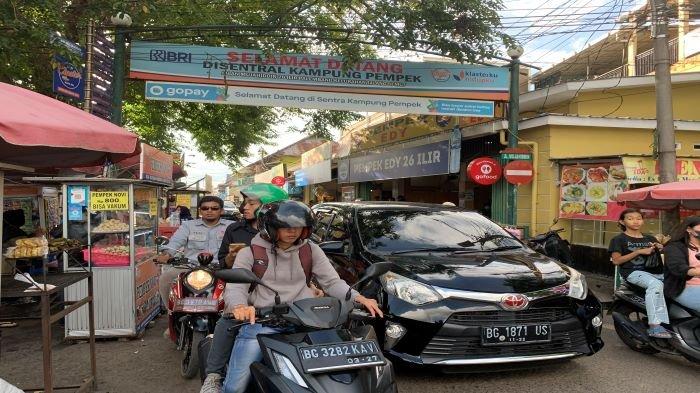 Pusat Oleh-oleh Pempek di Sentral Kampung Pempek, Jalan Mujahidin 26 Ilir, Kelurahan Talang Semut, Kota Palembanh, Rabu (6/7/2022)