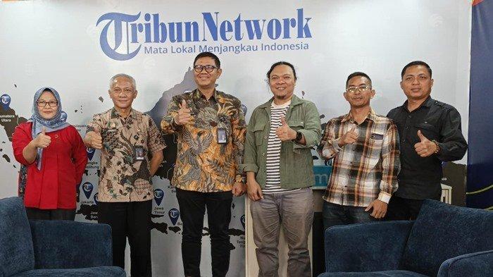 FOTO BERSAMA - Kepala Kantor Wilayah (Kakanwil) Ditjen Imigrasi (Ditjenim) Sumatera Selatan (Sumsel), Guntur Sahat Hamonangan, SE, MH, didampingi Kabid Doklan Intaltuskim, Albert Djalius dan Kabag Tata Usaha dan Umum, Siti Lismawati, Jumat (4/6/2025) berkunjung ke Graha Tribun di Jalan Alamsyah Ratu Prawira Negara, No. 20, Kel. Bukit Lama, Kec. Ilir Barat I, Palembang. Kehadiran mereka diterima Pemimpin Redaksi Sriwijaya Post & Tribun Sumsel, Yudie Thirzano, bersama Manajer Liputan, Eko Adia Saputro. BE, dan Manajer Bisnis, Yahya Kurniawan, dilanjutkan dengan foto bersama.