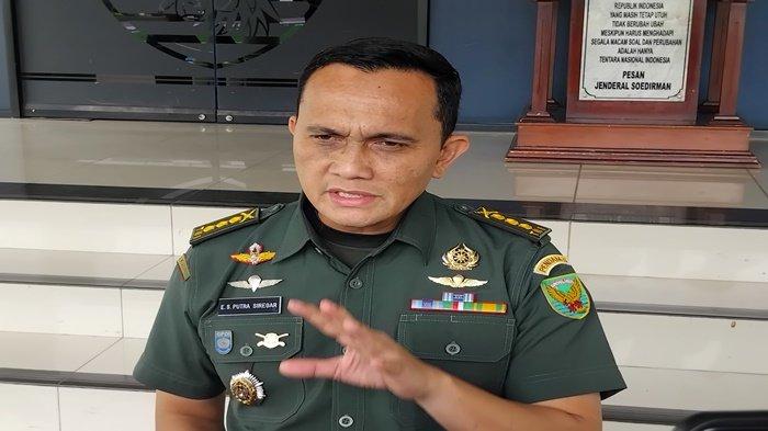 KAPENDAM - Kepala Penerangan Daerah Militer (Kapendam) II/Sriwijaya, Kolonel Inf Eko Syah Putra Siregar saat diwawancarai, Kamis (20/3/2025). Ia mengungkapkan jika adanya kesepakatan dan pembagian uang antara Polsek dan Posramil di balik kegiatan judi sabung ayam yang digerebek Polisi, Kampung Manik, Kecamatan Negara Batin, Way Kanan, pada Senin (17/3/2025).