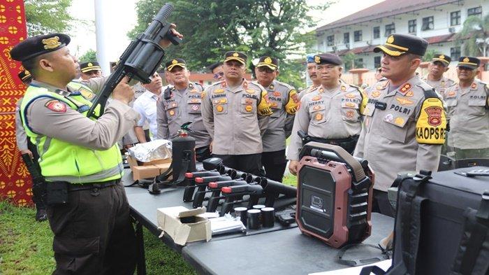 Kapolres Muara Enim AKBP Jhoni Eka Putra SH SIk MSi ketika mengecek peralatamn Dalmas Polres Muara Enim, untuk persiapan menghadapi Pilkada Muara Enim dan Provinsi Sumsel akan datang.