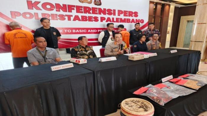 Kapolrestabes Palembang Kombes Pol Harryo Sugihartono, Sabtu (20/7/2024) siang, menggelar kasus pembunuhan yang terjadi di Lapas kelas 1 Mata Merah Palembang pada Kamis (18/7/2024) lalu.