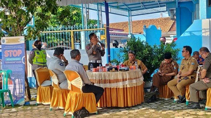 Kasubdit Kamsel Ditlantas Polda Sumsel, AKBP Erwin Aras Genda, saat ditemui di kampung tertib lalu lintas Kelurahan Cintaraja, Kecamatan Kayuagung, Kabupaten Ogan Komering Ilir, Senin (20/11/2023) sore.