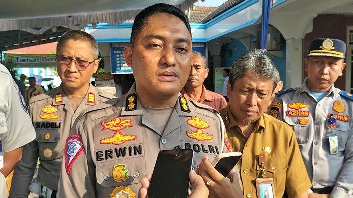 Kasubdit Kamsel Ditlantas Polda Sumsel, AKBP Erwin Aras Genda, saat ditemui di kampung tertib lalu lintas Kelurahan Cintaraja, Kecamatan Kayuagung, Kabupaten Ogan Komering Ilir, Senin (20/11/2023) sore.