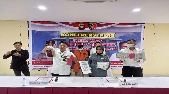 Kasubdit Tipidter Ditreskrimsus Polda Sumsel AKBP Bagus Suryo Wibowo SIk didampingi Plt Kasubbid Penmas Kompol Astuti Sos saat rilis digedung Presisi Mapolda Sumsel, Rabu (7/2/2024).
