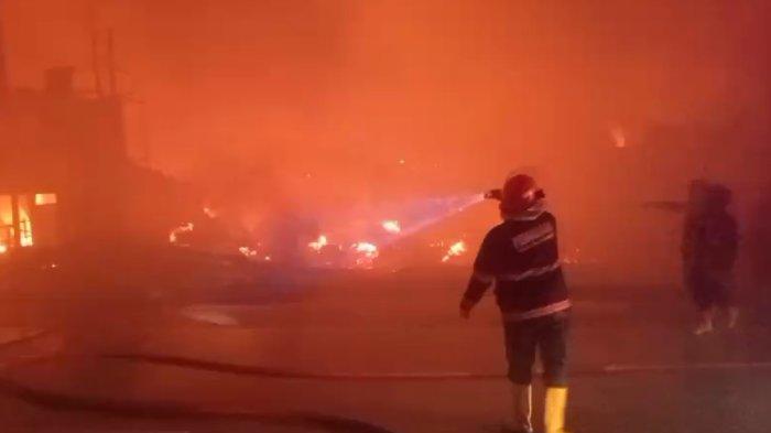 Kebakaran melanda pemukiman warga yang berlokasi dekat Jalinsum Palembang-Indralaya wilayah Ogan Ilir pada Rabu (31/7/2024) malam sekira pukul 22.30.
