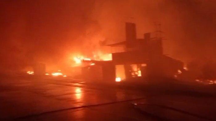 Kebakaran melanda pemukiman warga yang berlokasi dekat Jalinsum Palembang-Indralaya wilayah Ogan Ilir pada Rabu (31/7/2024) malam sekira pukul 22.30.