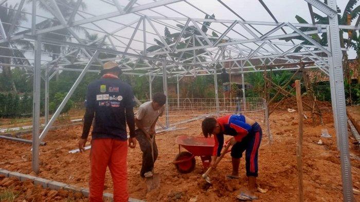 Kelompok Karya Mandiri Jaya, Desa Marta Jaya membangun rumah produksi maggot dan cacing sutra untuk pakan ikan, Senin (27/11/2023).
