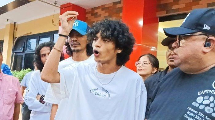 MAAF KELUARGA VADEL - Penari Vadel Badjideh membongkar akar dari masalahnya dengan kekasihnya Lolly dan ibunda Lolly Nikita Mirzani. Keluarga Vadel Badjideh ikhlas maafkan Nikita Mirzani meski adiknya harus mendekam di penjara.