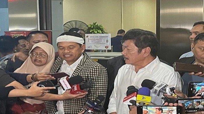 Keluarga terpidana kasus pembunuhan Vina Cirebon resmi melaporkan Ketua RT Pasren ke Bareskrim Polri didampingi Dedi Mulyadi atas dugaan memberikan keterangan palsu