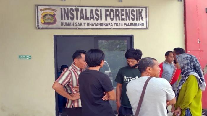 Keluarga korban pembunuhan di Perumahan Kesuma Permai 2 Jalan Taqwa Mata Merah, Kecamatan Kalidoni, Provinsi Sumatera Selatan kini berada di RS Bhayangkara Palembang untuk menunggu pemeriksaan yang dilakukan terhadap jenazah Yundi Efran (27), Jumat (12/7/2024).