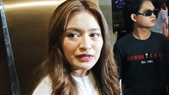 NATHALIE HOLSCHER BEREAKSI - Penyanyi Nathalie Holscher di Kebayoran Baru, Jakarta Selatan, Jumat (29/3/2024). Kesaksian Nathalie Holscher ditengah isu Ridwan Kamil selingkuh