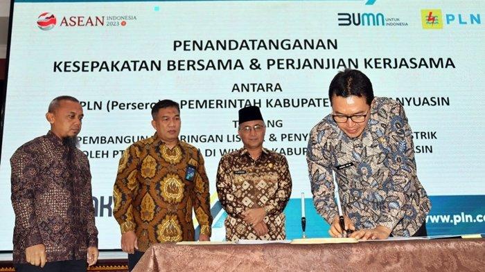Penandatanganan Kesepakatan Bersama dan Perjanjian Kerjasama Pembangunan Jaringan dan Penyediaan Tenaga Listrik antara PLN Unit Induk Distribusi Sumatera Selatan Jambi dan Bengkulu (UID S2JB) dengan Pemerintah Kabupaten (Pemkab) Musi Banyuasin pada Kamis (21/12/2023).