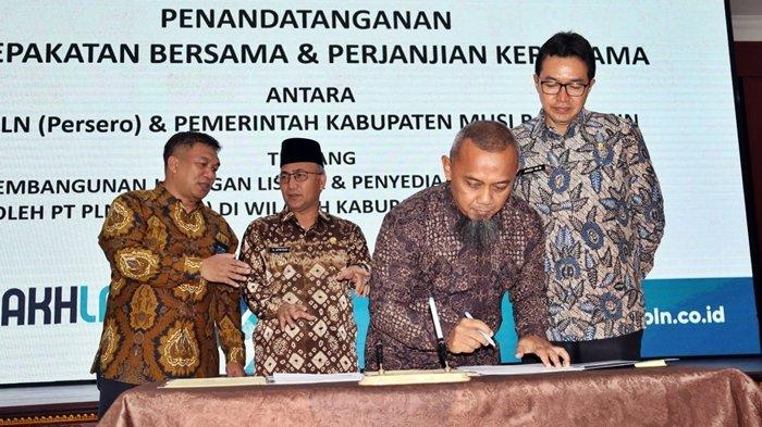 Penandatanganan Kesepakatan Bersama dan Perjanjian Kerjasama Pembangunan Jaringan dan Penyediaan Tenaga Listrik antara PLN Unit Induk Distribusi Sumatera Selatan Jambi dan Bengkulu (UID S2JB) dengan Pemerintah Kabupaten (Pemkab) Musi Banyuasin pada Kamis (21/12/2023).
