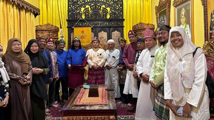 KONTEN RENDANG - Kesultanan Palembang Darussalam secara resmi mengeluarkan maklumat sikap tegas terhadap konten kreator Willie Salim terkait video viral masak rendang di Benteng Kuto Besak (BKB) yang dinilai telah mencemarkan martabat budaya Palembang.