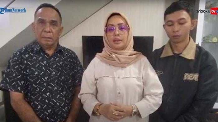 Ketua DPRD Ambon Elly Toisuta (tengah).