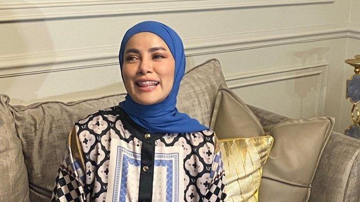 GAYA BUSANA OLLA - Olla Ramlan ditemui saat perayaan Idul Fitri 1445 hijriah/Lebaran 2024 M di kediamanya, kawasan Lebak Bulus, Jakarta Selatan, Rabu (10/4/2024). Kini gaya busana Olla Ramlan saat pernikahan Luna Maya menuai sorotan publik