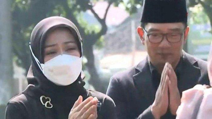 KLARIFIKASI RIDWAN KAMIL - Atalia Praratya tak kuasa tahan tangis saat Ridwan Kamil tiba di Swiss untuk menjemput jenazah Eril. Ridwan Kamil memberikan klarifikasi soal tudingan selingkuh hingga hamili Lisa Mariana