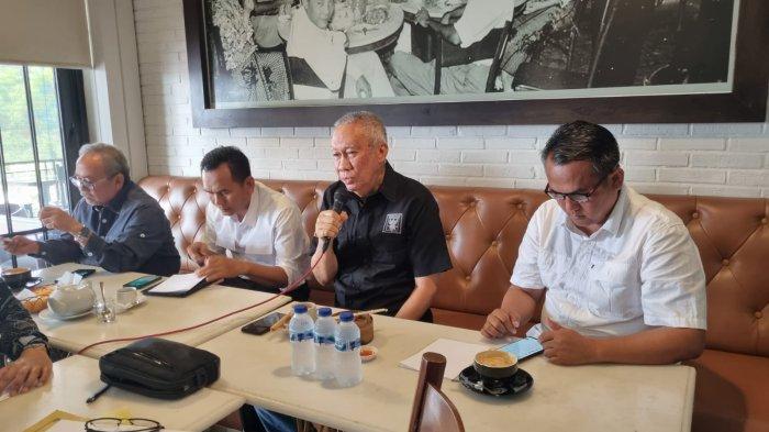 Komisaris Sriwijaya FC Asfan Fikri Sanap didampingi Manajer Tim yang juga Direktur Marketing PT SOM H Hendriansyah, Konsultan SFC H Bakti Setiawan, Kasat Intelkam Polrestabes Palembang AKBP Yulianto berdialog dengan pentolan tiga kelompok suporter Sriwijaya FC di Cafe Monte Jl. KH. Ahmad Dahlan, Rabu (15/11/2023).