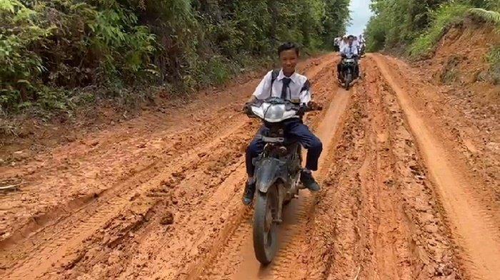 Kondisi Jalan Talang Kukuy Dusun 3 Desa Sungai Langan Kecamatan Penukal Kabupaten PALI, berlumpur dan sulit dilalui ketika musim hujan.