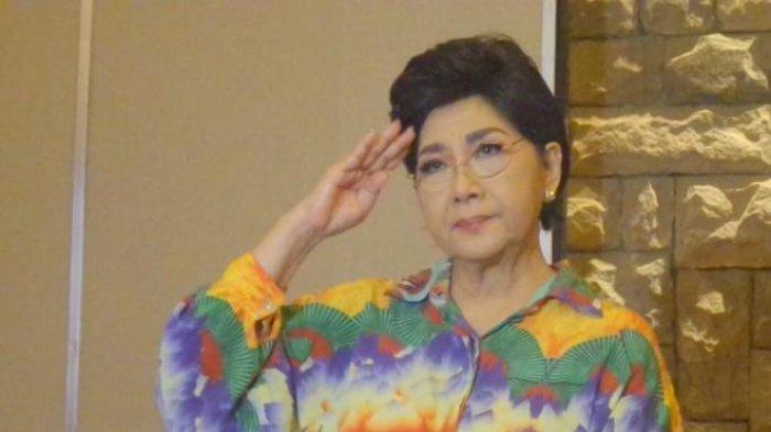 KONDISI TITIEK PUSPA - Penyanyi senior, Titiek Puspa ketika diberi kejutan di momen ulang tahun yang ke-79 tahun di kantor Musica Studio, kawasan Pancoran, Jakarta Selatan, Rabu (2/11/2016). Kondisi Titiek Puspa pasca dioperasi imbas pecah pembuluh darah