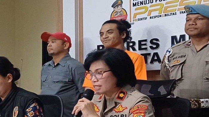 KONDISI VADEL DITAHAN -- Vadel Badjideh tersenyum saat dihadirkan dalam konferensi pers kasus dugaan aborsi dan pemerkosaan terhadap anak Nikita Mirzani, LM (17), di Polres Metro Jakarta Selatan, Jumat (14/2/2025)..Kondisi Vadel Badjideh Setelah Ditahan Bocor