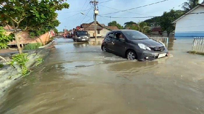 Kondisi banjir di Desa Sukaraja, PALI yang merendam jalan, sekolah dan ratusan rumah warga.