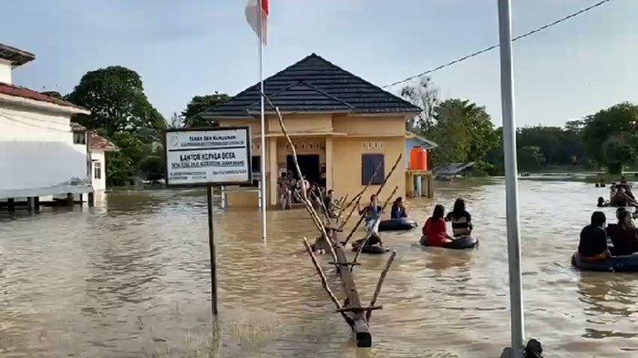 Kondisi banjir di Desa Sukaraja, PALI yang merendam jalan, sekolah dan ratusan rumah warga.
