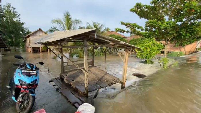 Kondisi banjir di Desa Sukaraja, PALI yang merendam jalan, sekolah dan ratusan rumah warga.