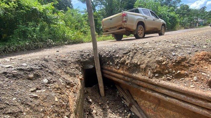 Kondisi jembatan Sungai Baung di jalur alternatif PALI-Musirawas terdapat lubang yang menganga dan membahayakan pengendara.