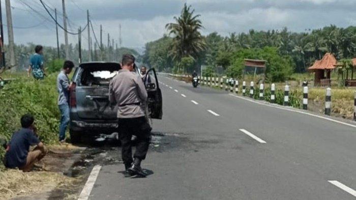 Kondisi mobil hangus terbakar di tepi irigasi jalan Nagung - Brosot, Padukuhan Sungapan, Kalurahan Wahyuharjo, Kapanewon Lendah, Kabupaten Kulon Progo, Daerah Istimewa Yogyakarta.