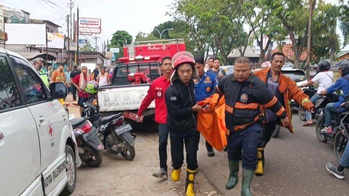 Korban kebakaran dievakuasi di Jalan KH Wahid Hasyim Lorong Semendawai 2 RT 043 / 013 Kelurahan 3-4 Ulu Kecamatan SU I, Palembang, Selasa (30/4/2024) sekira pukul 06.45.