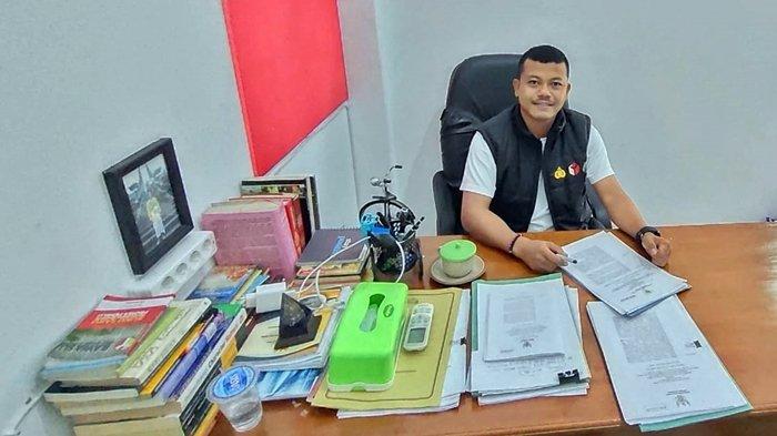 Koordinator Divisi Penanganan Pelanggaran dan Data Informasi (Kordiv PP dan Datin), Komang Wardiasa, S.Kom., C.Med. (kiri) memonitoring di Sekretariat Panwascam Buay Pemaca, Kamis (4/1/2024).