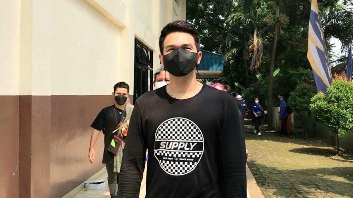 JONATHAN FRIZZY TERSANGKA - Jonathan Frizzy ogah menjawab saat ditanya kasus keretakan rumah tangganya dengan Dhena Devanka, Senin (5/7/2021). Kronologi Jonathan Frizzy terjerat kasus vape berisi obat keras